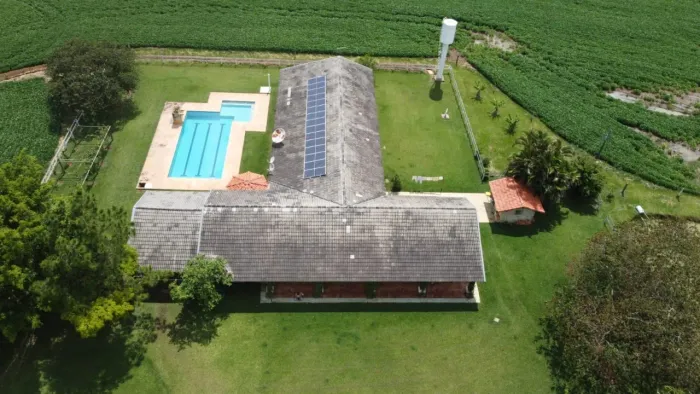 3 suítes com portas balcão para piscina Sala de estar Sala de jantar Sala de jogo Lavabo C