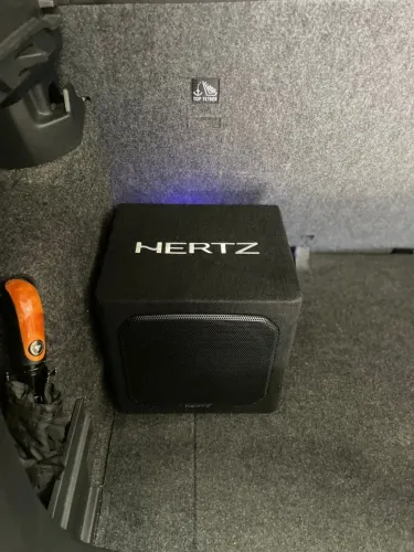 Caixa Amplificada Hertz Dba 201 8 Polegadas 440w Plug & Play