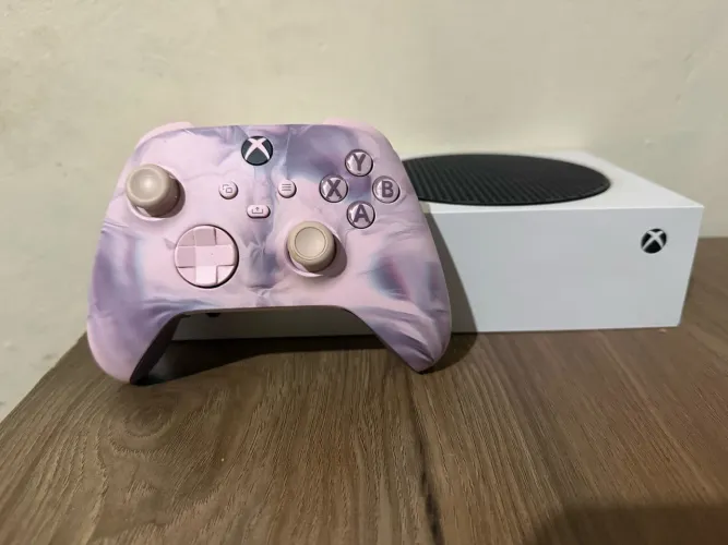 Vendo Xbox Series S 512GB branco, com controle original personalizado, parcelo em 18x