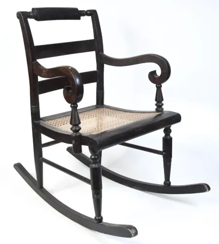Antiga Cadeira Balanço Infantil Madeira de Lei escurecida Encosto tipo "ladder-back" *
