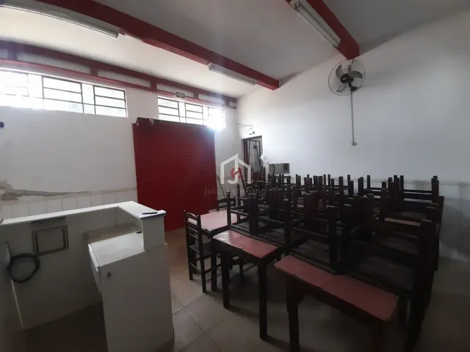 Ponto comercial com área privativa de 170,00m² no bairro Cidade Nova em Pindamonhangaba.