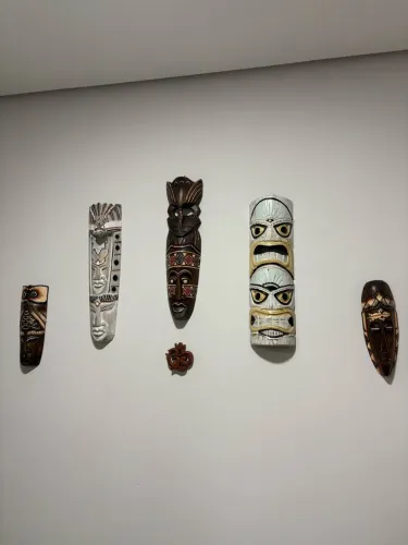 5 máscaras e 1 OM entalhadas em madeira artesanal bali