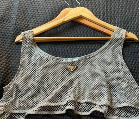 Vendo cropped da Prada original $400, a vista.ele tá novo fui usado uma vez .