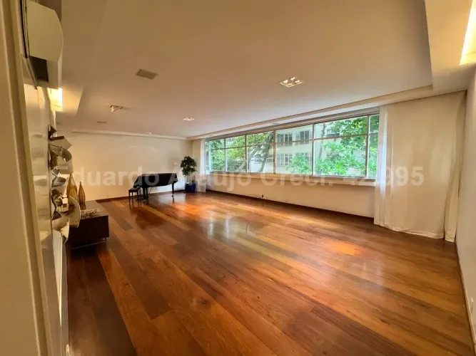 Apartamento para venda tem 241 metros quadrados com 4 quartos