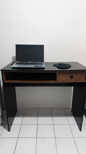 Mesa Escrivaninha / Home Office 1,20m - Preta com Detalhes em Madeira