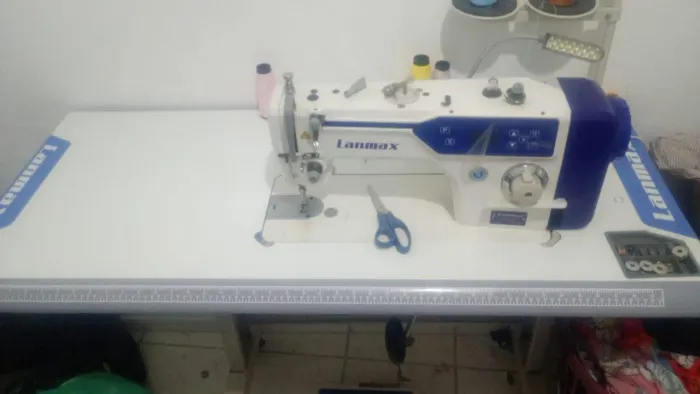 Vendo uma máquina reta eletrônica 