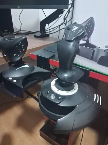 Thrustmaster T Flight Hotas com livro para aprender a voar em simuladores