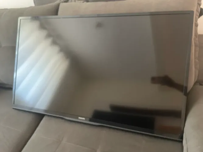 Televisão da marca Philips de 46 polegadas. Obs: Não é Smart.