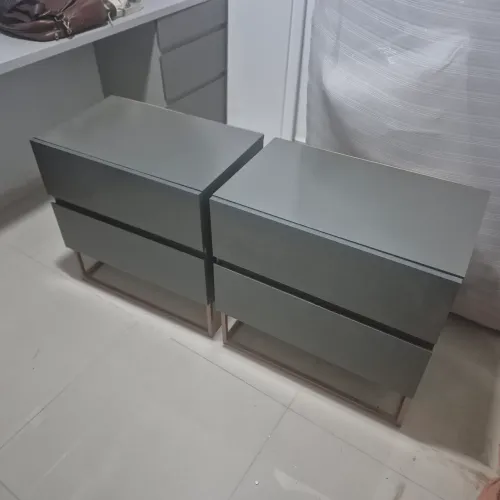 2 Mesa de Cabeceiras cinzas com base em ferro bronze