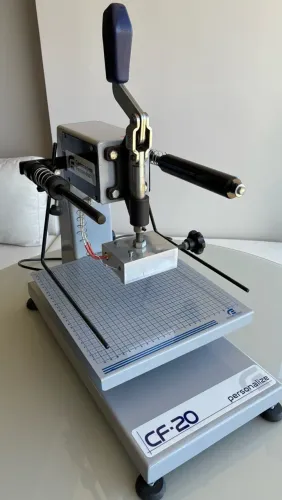 Máquina para personalizar acessórios em couro