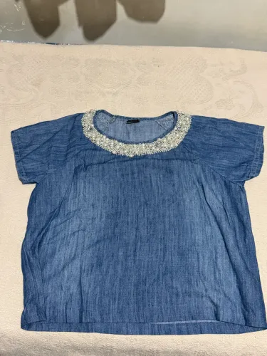Blusa Jeans Feminina com Gola Bordada de Pérolas e Pedrarias - Tam. 46