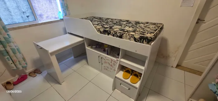 Cama semi nova com escrivaninha embutido