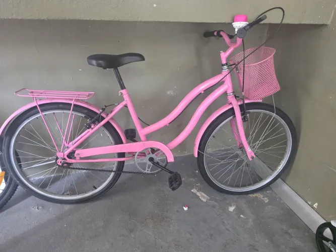 Bicicleta rosa com cestinha.