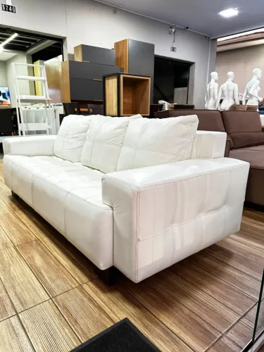 SOFÁ EM COURO LEGÍTIMO. MODELO FIXO E COM 2,20M DE LARGURA !