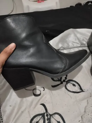 Bota cano curto e bico fino Tam 35