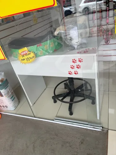 Mesa de escritório com uma gaveta branca brilhante