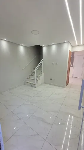 Sobrado de condomínio para Locação Definitiva no Caiçara, Praia Grande/SP.