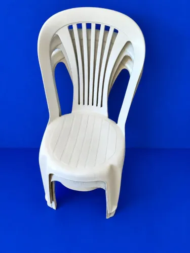 Vende-se 6 cadeiras brancas usadas em perfeito Estado de conservação! 