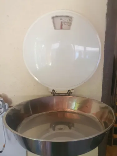 Vendo balança antiga de cozinha, bem conservada!!