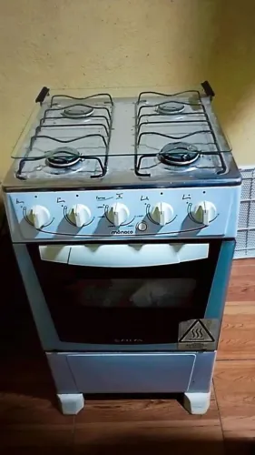 Vendo fogão semi novo pegando as 4 bocas e forno