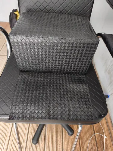 Puff para crianças em barbearia