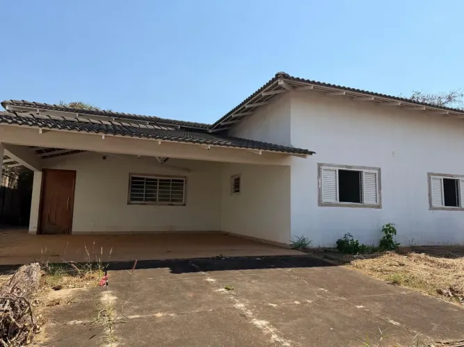 CASA À VENDA NO CONDOMÍNIO ENTRE LAGOS. BEM LOCALIZADA NA AVENIDA-3? ETAPA.