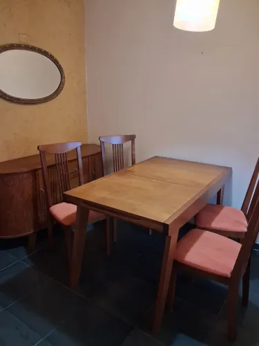 Mesa com extensor, 4 cadeiras e Buffet