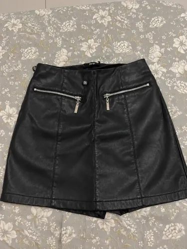 SHORT SAIA PRETO EM COURO - VESTE 38/40