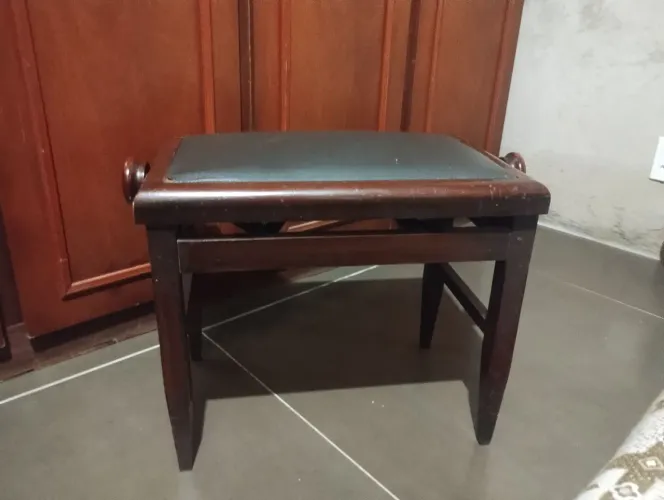 Banqueta regulável de piano