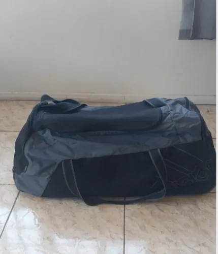 Mala grande preta Adidas com rodinha