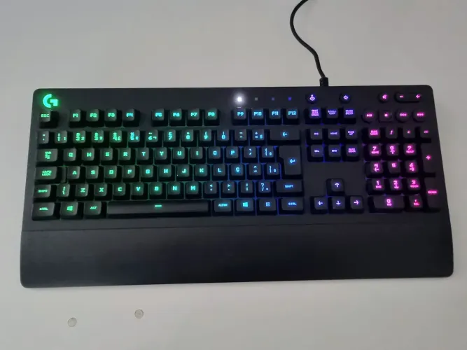 Teclado Gamer Logitech G213 retroiluminado