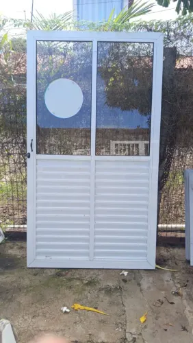 Porta de alumínio/vidro de correr <br>2,12 x 1,18<br>Valor: