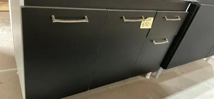 Balcão em mdf branco e preto com 1 gaveta e 3 portas 1,20 (sem tampo )