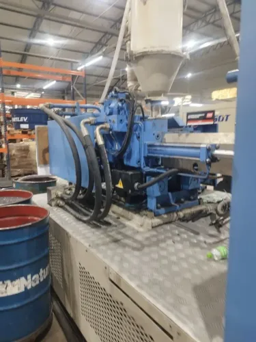 Máquinas injetoras disponíveis HAITIAN 300 e IDEALE 320. Elas estão instaladas operando 