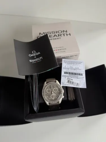 Relógio Swatch x Omega Moonswatch Mission on Earth - Desert