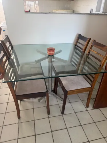 Mesa e cadeiras