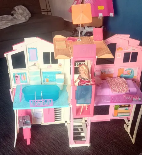 Casa da Barbie Mattel, vários acessórios e 3 bonecas