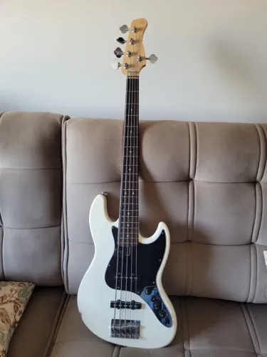 Contra baixo Marcus Miller Sire V3