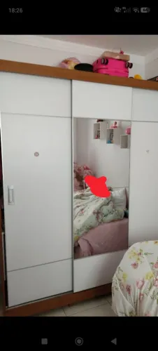 Vendo guarda roupa três portas.