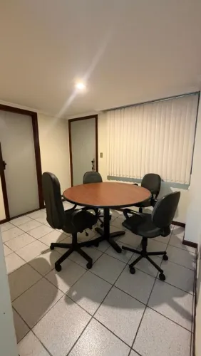 Vendo mesas com cadeiras e armarios Mil Reais tudo.