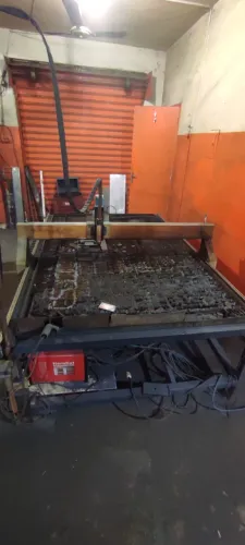 Mesa plasma CNC com fonte e THC, máquina funcionando.