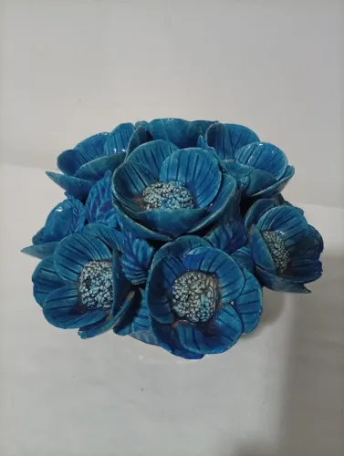 Peça Decorativa de Mesa Flores em Cerâmica Azul