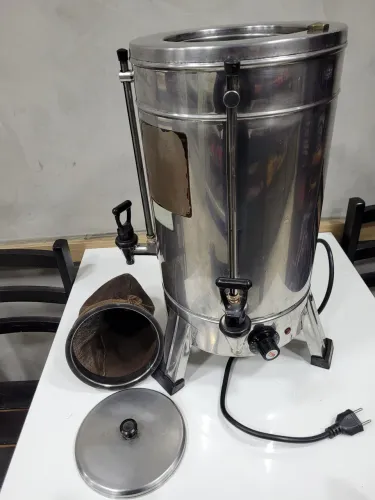 Vendo cafeteira Monarcha com capacidade de 5 litros de café e 13 litros de água 