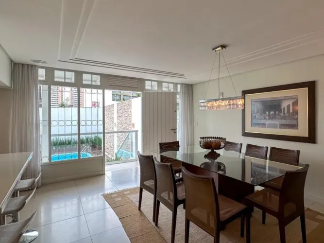 Locação | Casa de 324m² mobiliada com 3 quartos, área de lazer com piscina e churrasqueira