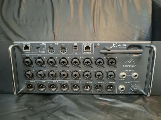 Mesa de Som Digital / Interface Behringer XR18 AIR