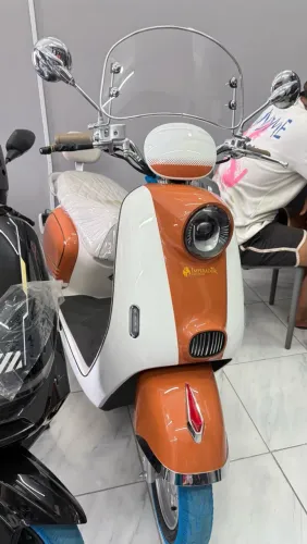 Scooter elétrica retrô