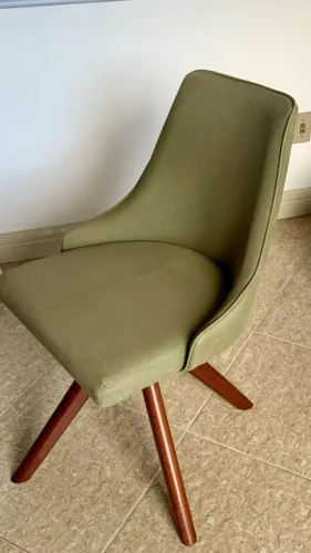 Cadeira estofada design retrô com pés em madeira