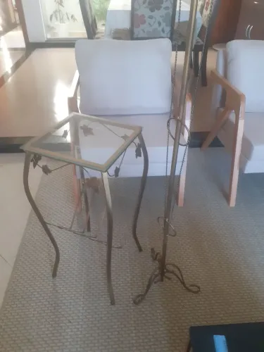 Mesa de revista com abajour ouro envelhecido 