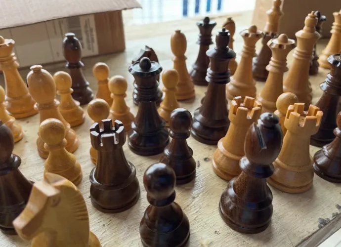 Peças de xadrez em madeira maciça com peso 