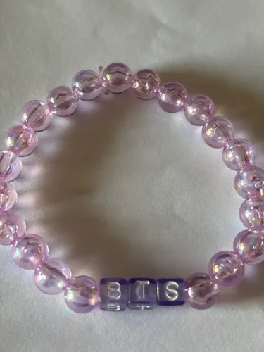 Pulseira de miçangas escrito ?BTS?